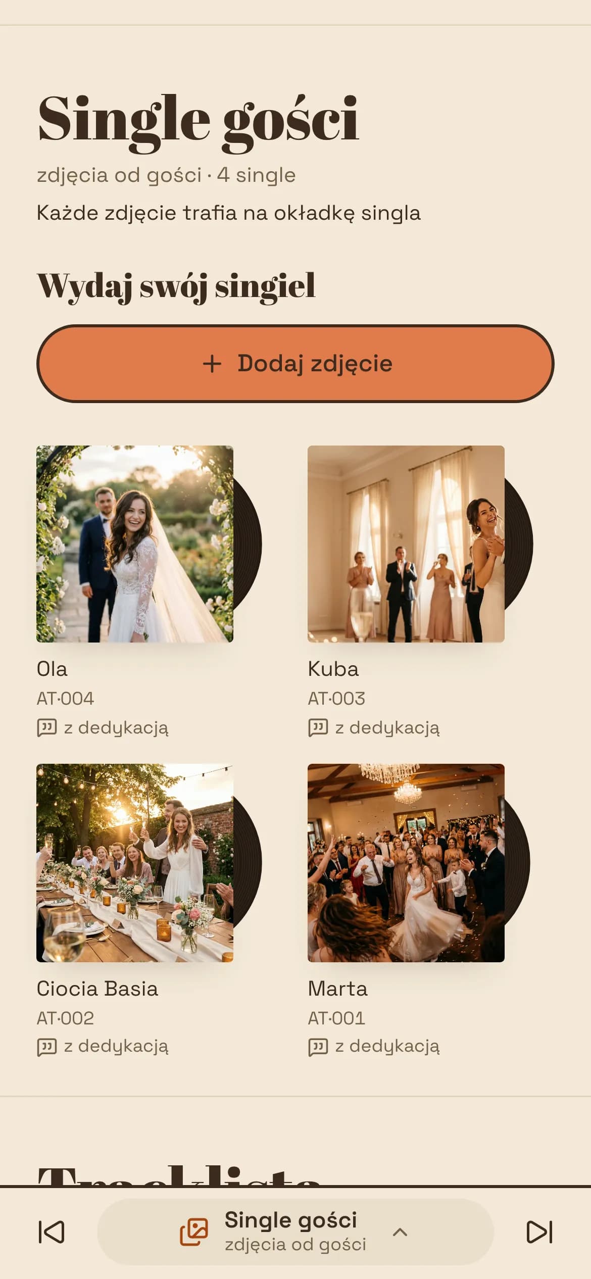 Single gości: zdjęcia od gości na kwadratowych okładkach, zza krawędzi wystaje płyta z naklejką.
