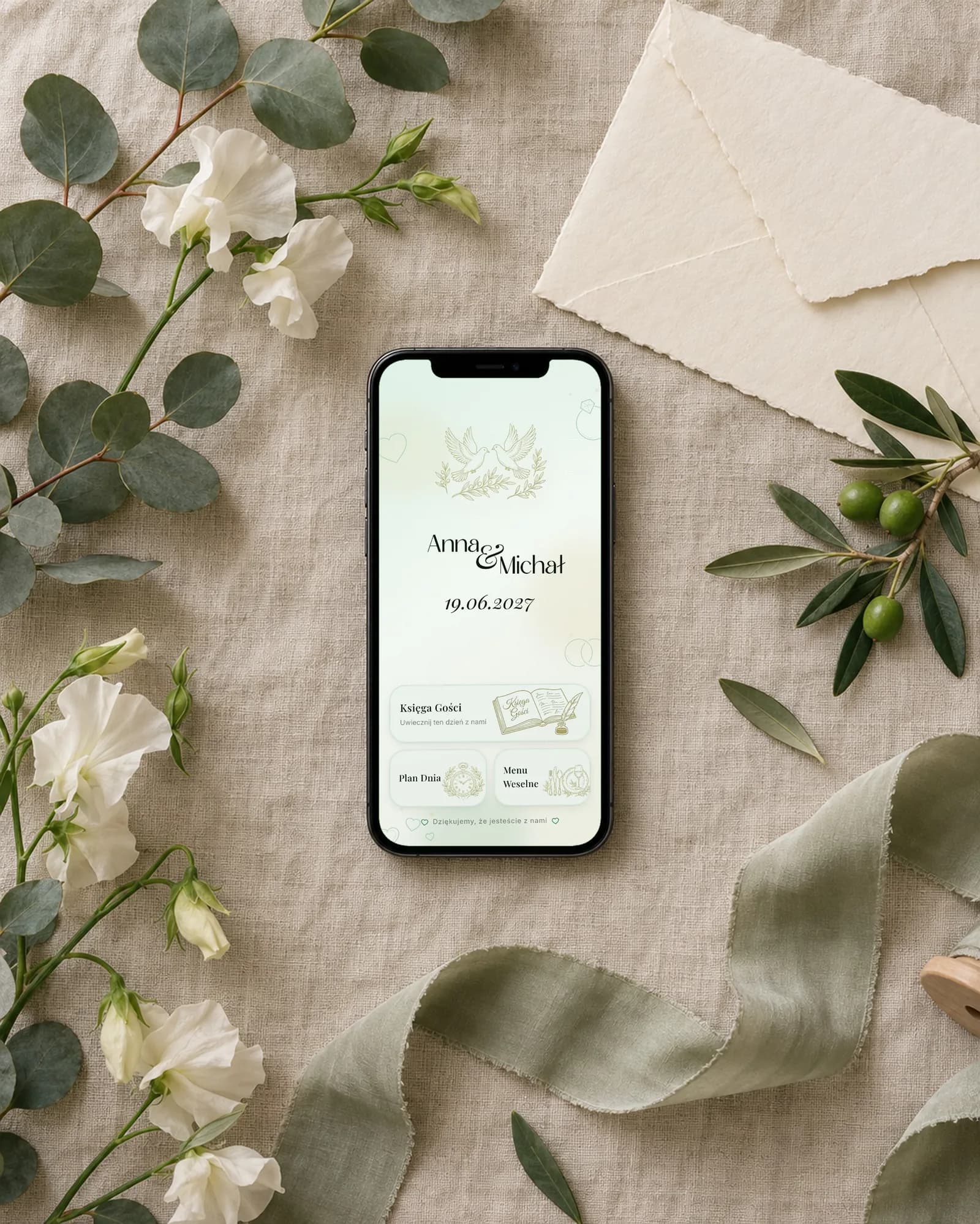 Układ Botaniczny na telefonie, na lnie wśród gałązek eukaliptusa