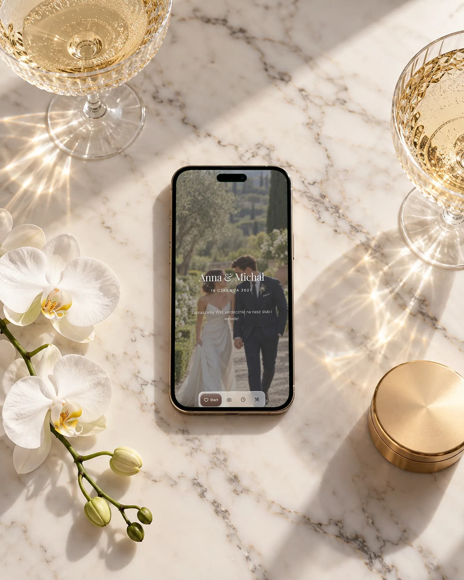 Układ Elegancja na telefonie, na marmurze obok kieliszków szampana