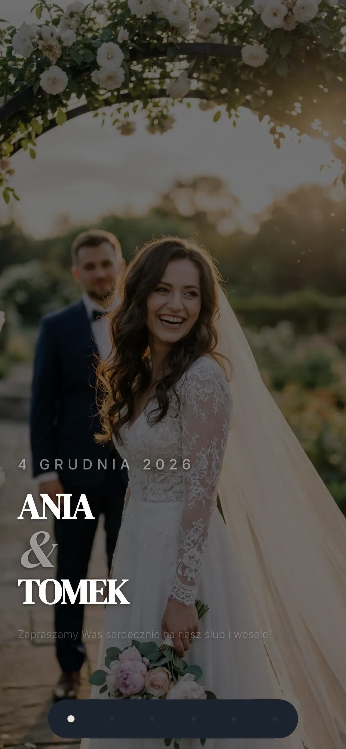 Pierwszy ekran: duże zdjęcie pary i imiona rozbite na dwa wiersze wielkimi literami, obok data.