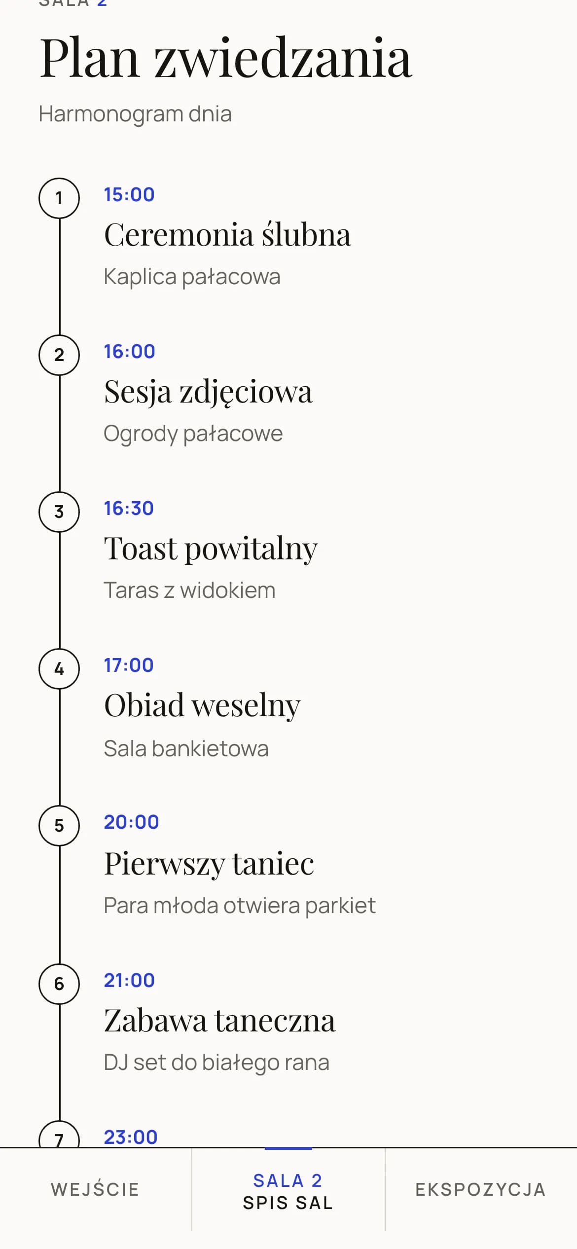 Sala z planem zwiedzania: pionowa oś z numerowanymi przystankami i godzinami w kolorze ekspozycji.