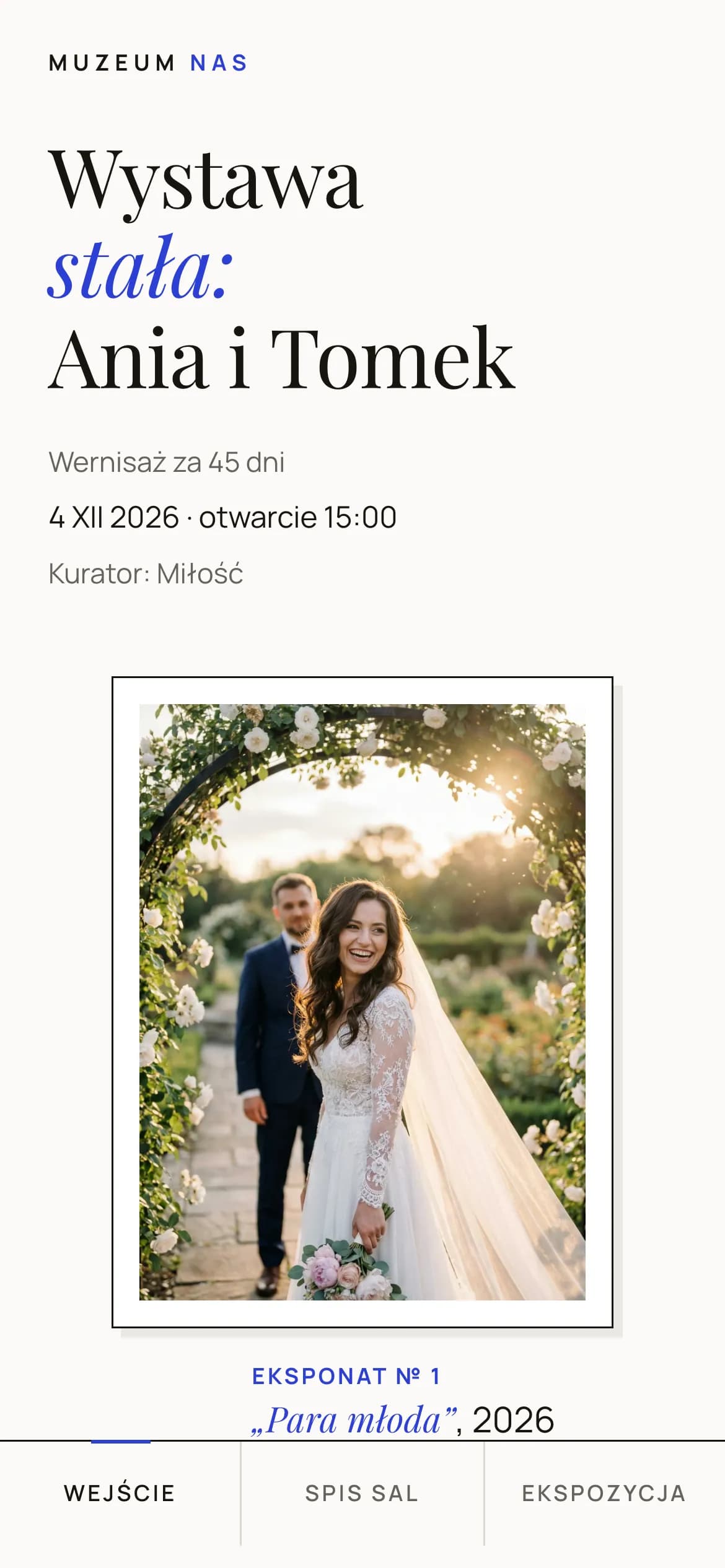 Biała ściana galerii: napis Wystawa stała z imionami pary, portret w oprawie i metryczka Eksponat № 1 pod ramą.